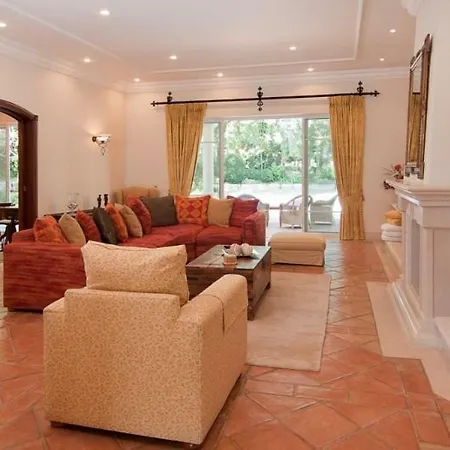 빌라 Sleeps 10 Pool Air Con T480065 *